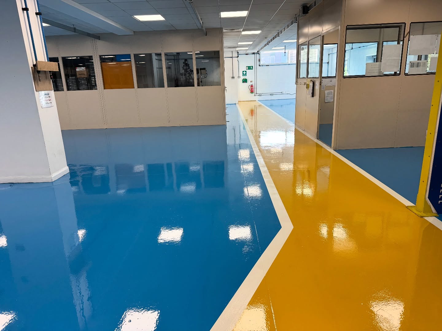 Colour-zoned flooring in technical environment